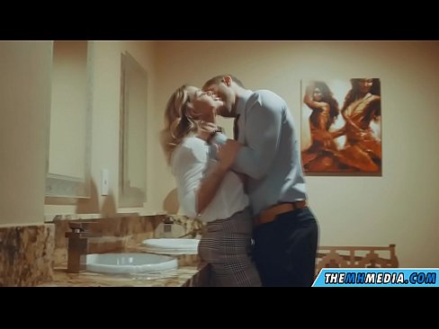 ❤️ Döşlü sarışın sizi ictimai tualetdə aldatdıqda Fəsişlər pornoda az.teencumpot.ru